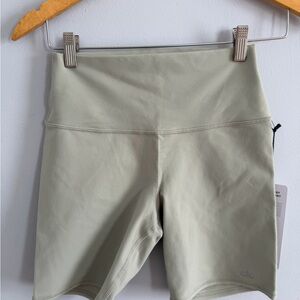Alo Yoga Airbrush 7” Green Limestone High Waist Biker Shorts Size S NWT
